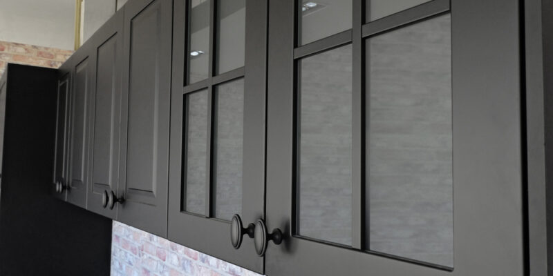 Black,Handles,Vintage,Style,On,Black,Kitchen,Wooden,Cabinets