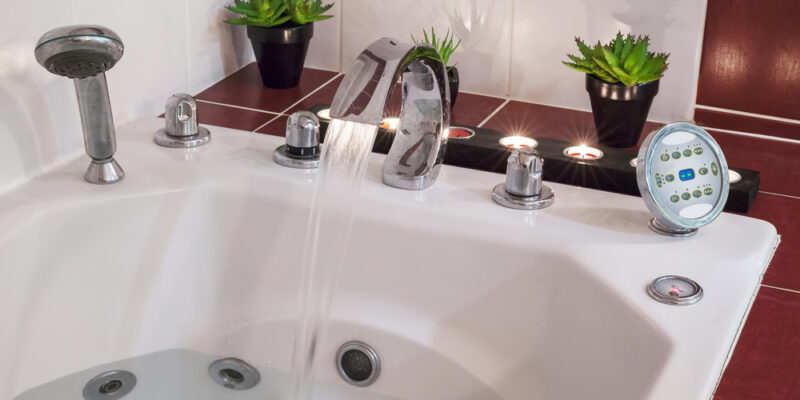 Jacuzzi,Bath,With,Water,,Candles,And,Plants